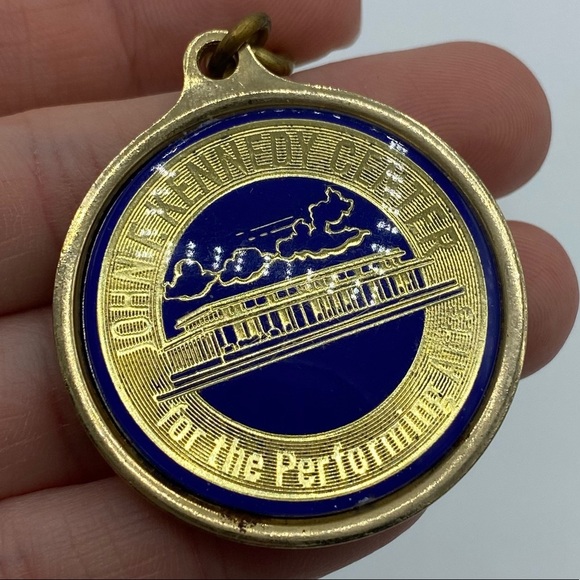 Vintage JFK John F. Kennedy Center of the Performing Arts DC Keychain - Picture 3 of 5